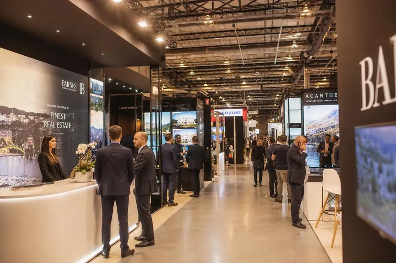 Stand de salon professionnel équipé de mur LED et solution audiovisuelle